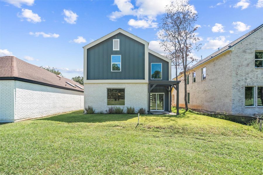 Front exterior of a new home in , Montgomery, TX, highlighting curb appeal (Image 1).