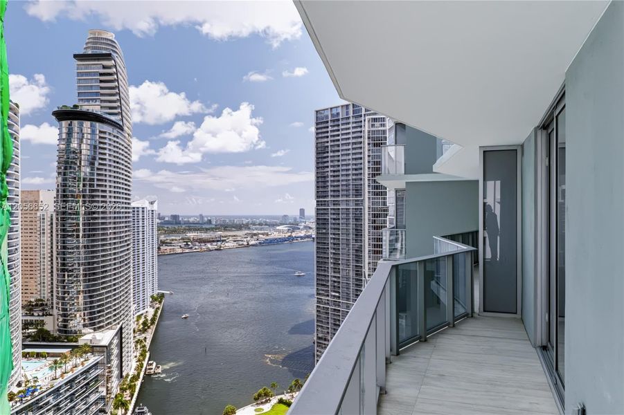 Condo located in Miami, FL showcasing its design and architecture (Image 3).