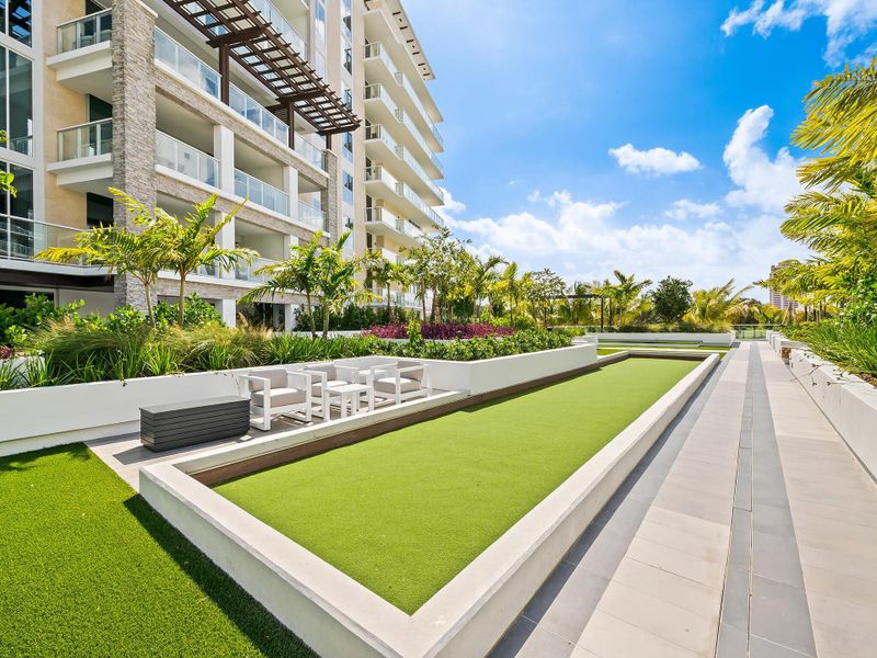 Condo located in Boca Raton, FL showcasing its design and architecture (Image 4).