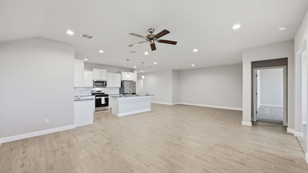 Spacious, unfurnished interior of a new home in Legado, Cleburne (Image 11).