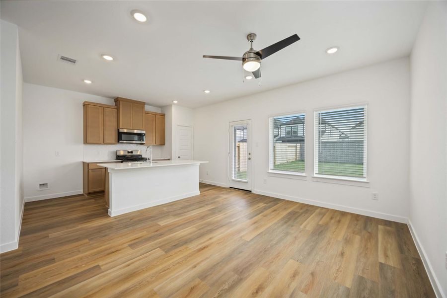Spacious, unfurnished interior of a new home in Pinehaven, Houston (Image 14).