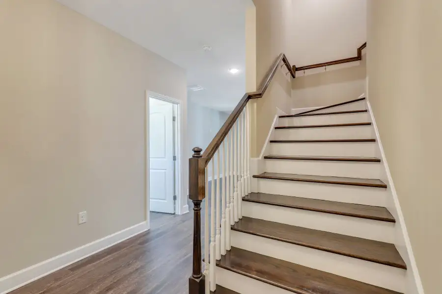 Kiawah wood treads, wood balusters and oak railing | Ernest Homes