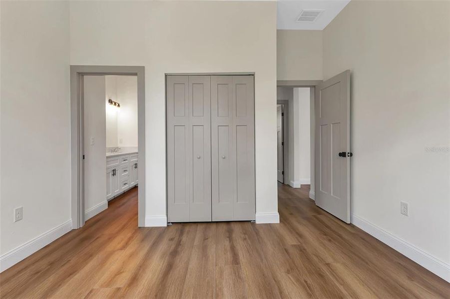 Spacious, unfurnished interior of a new home in , Port Charlotte (Image 20).