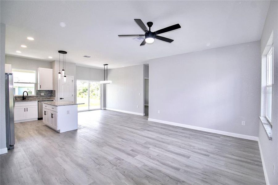Spacious, unfurnished interior of a new home in , Sebring (Image 17).