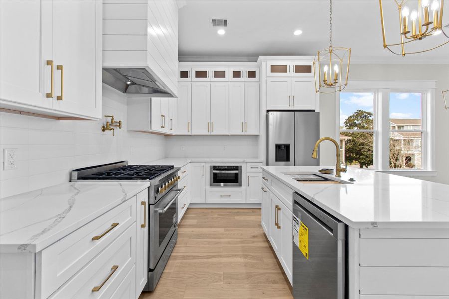 Furnished interior view inside a new home in , Kemah (Image 7).