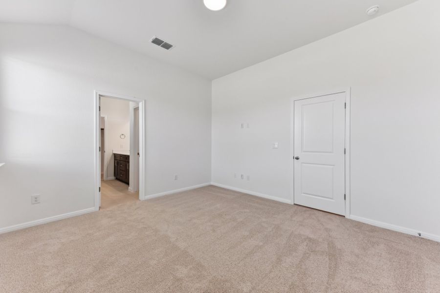 Spacious, unfurnished interior of a new home in Porter Country, Buda (Image 35).