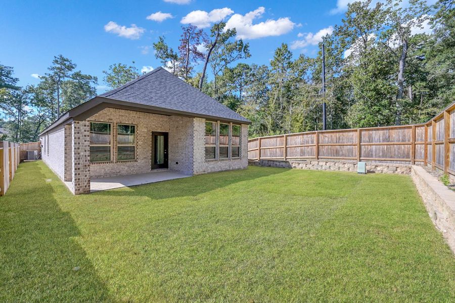 Exterior details and patio area of a home in Woodforest 40', Montgomery (Image 27).
