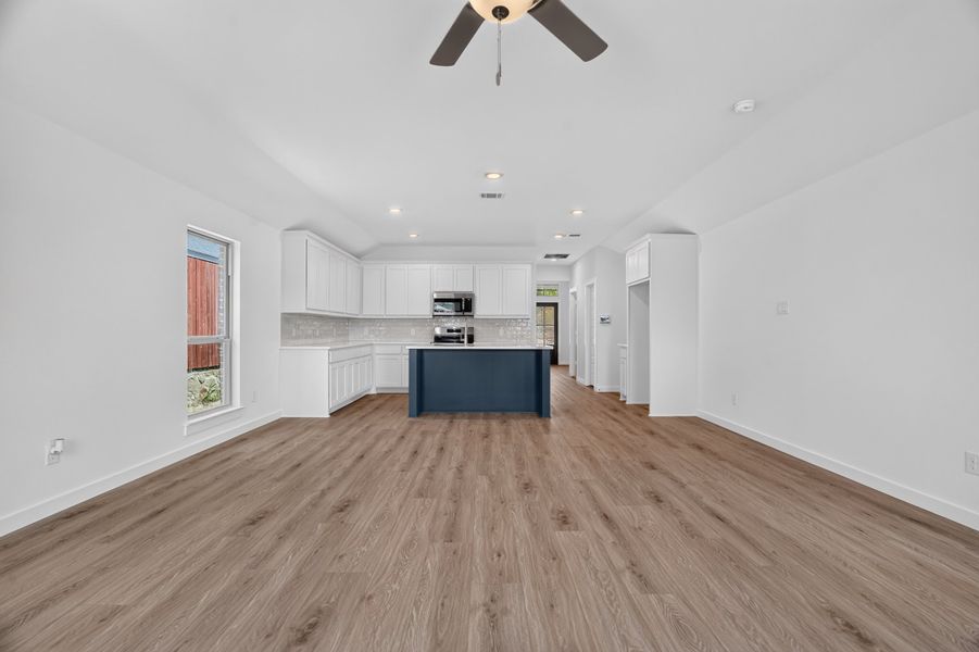 Spacious, unfurnished interior of a new home in Trail Creek, Cleburne (Image 35).