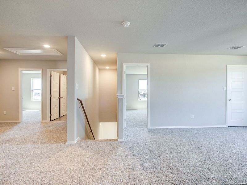 Spacious, unfurnished interior of a new home in Comanche Ridge, San Antonio (Image 26).