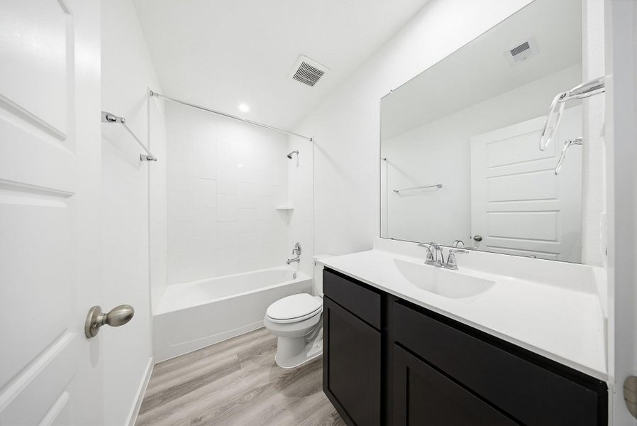 Secondary full bathroom with tub/shower combo
