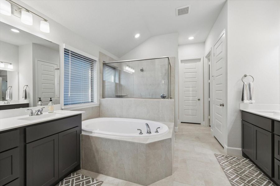 Furnished interior view inside a new home in Sienna, Missouri City (Image 34).