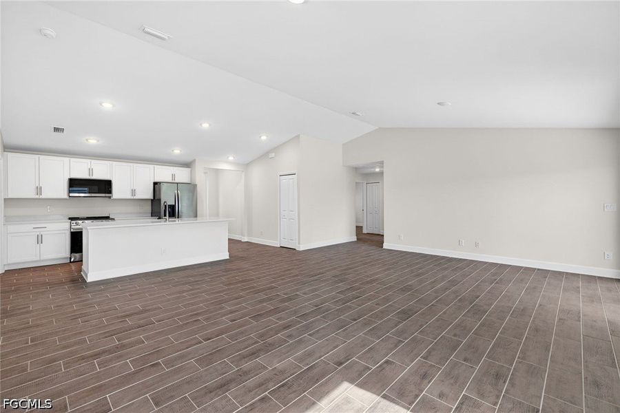 Spacious, unfurnished interior of a new home in Cape Coral, Cape Coral (Image 14).