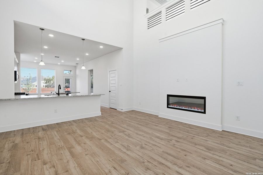 Spacious, unfurnished interior of a new home in Stillwater Ranch, San Antonio (Image 10).