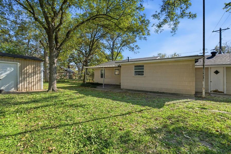 Exterior details and patio area of a home in , Weatherford (Image 15).