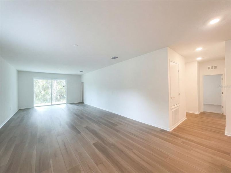 Spacious, unfurnished interior of a new home in Grand Park, Dunnellon (Image 13).