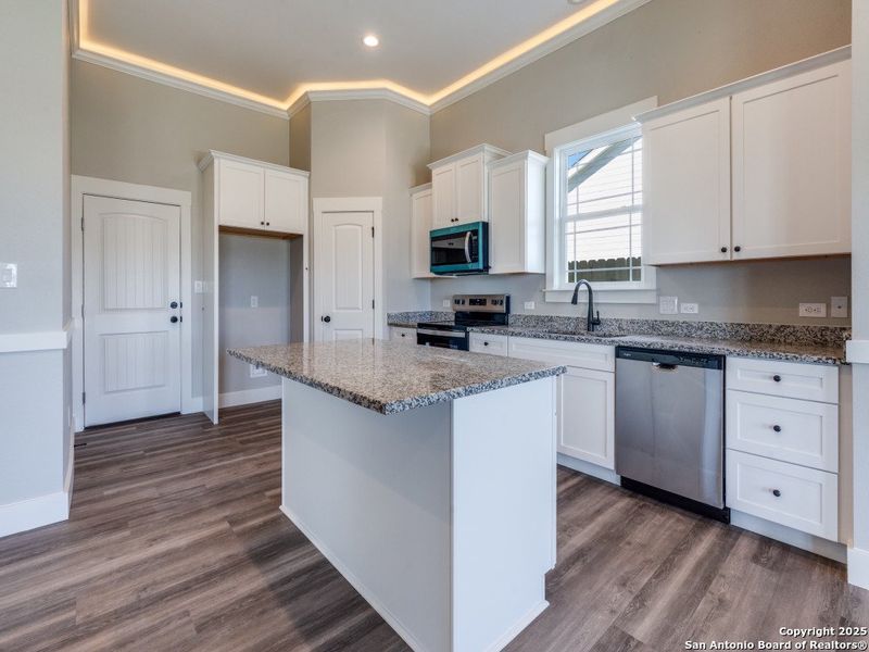 Furnished interior view inside a new home in Las Palomas Country Club Estates, La Vernia (Image 9).