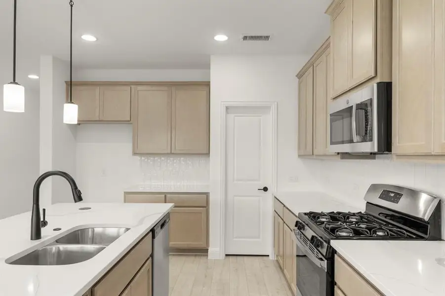 12. 2328 Leighton Top - Kitchen (3)