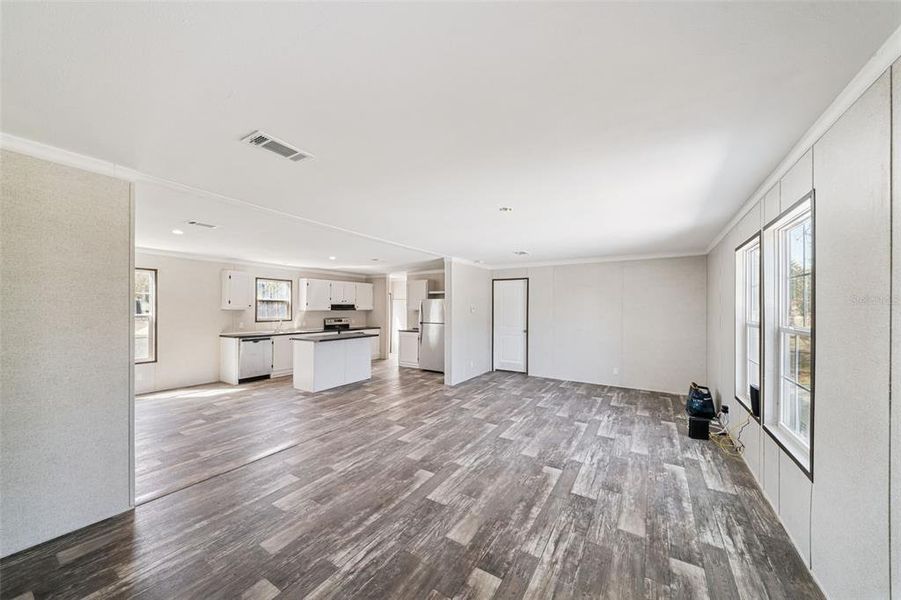 Spacious, unfurnished interior of a new home in , Orlando (Image 10).