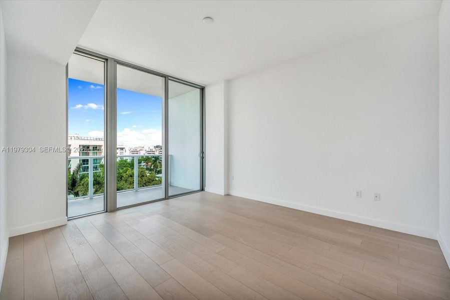 Spacious, unfurnished interior of a new home in , Bay Harbor Islands (Image 16).