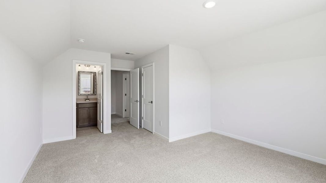 Spacious, unfurnished interior of a new home in Sycamore Cove, Woodruff (Image 31).