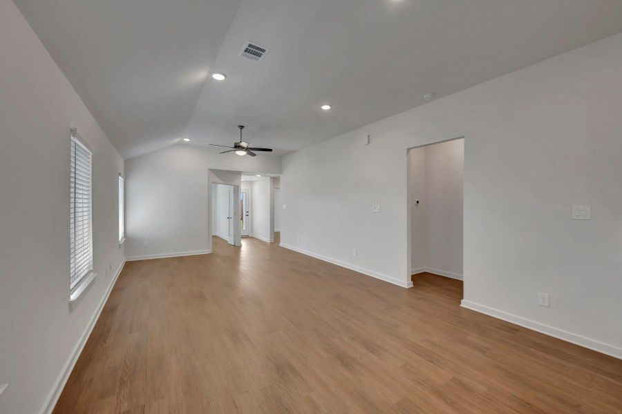 Spacious, unfurnished interior of a new home in Sorella, Tomball (Image 26).