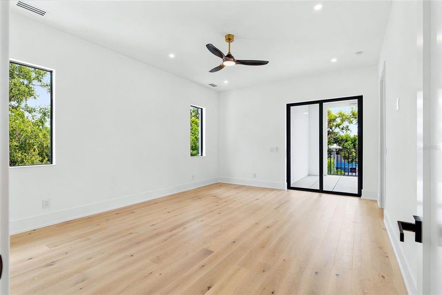 Spacious, unfurnished interior of a new home in , Sarasota (Image 49).