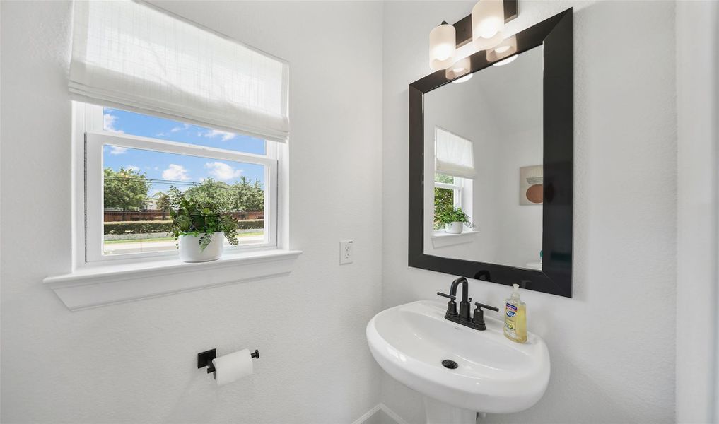 Half bath (*Photo not of actual home and used for illustration purposes only.) Half bath (*Photo not of actual home and used for illustration purposes only.)