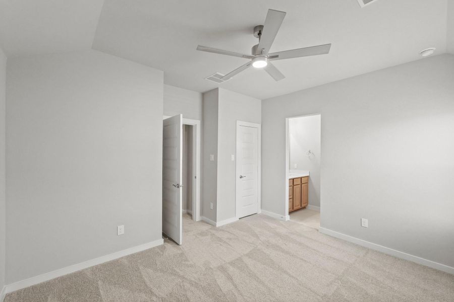 Spacious, unfurnished interior of a new home in Briarwood Crossing, Rosenberg (Image 26).