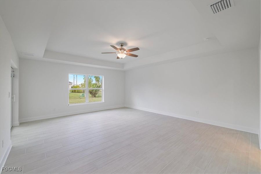 Spacious, unfurnished interior of a new home in Cape Coral, Cape Coral (Image 25).