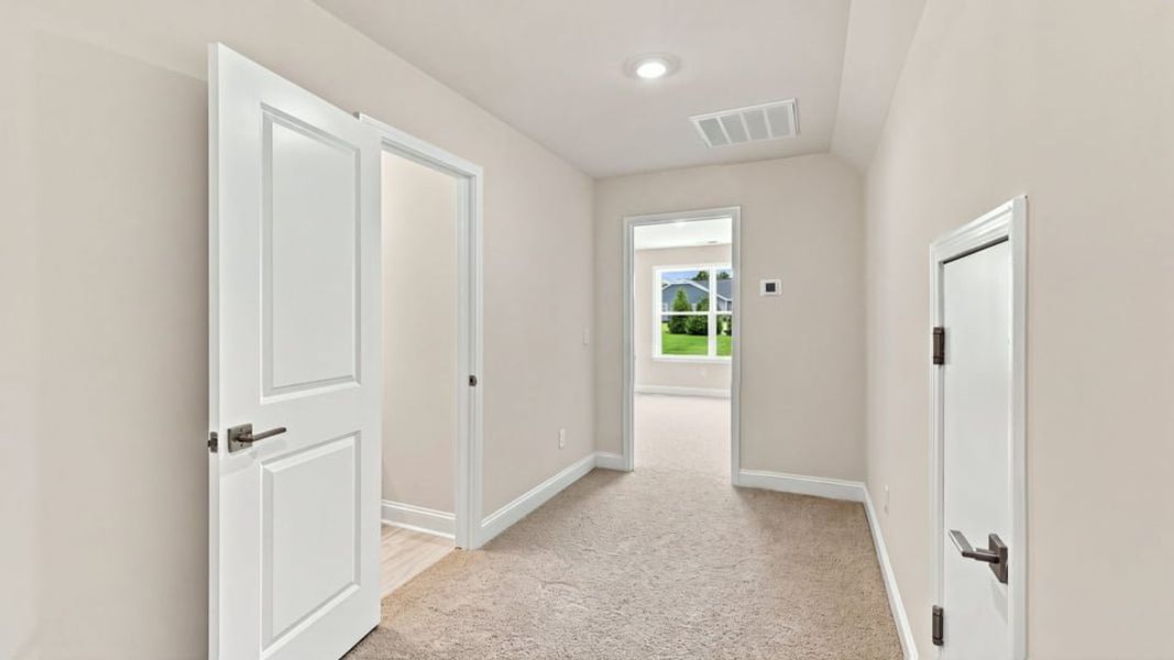 Spacious, unfurnished interior of a new home in Shadowood, Seneca (Image 26).