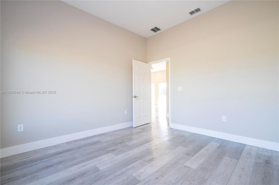 Spacious, unfurnished interior of a new home in , Sebring (Image 33).