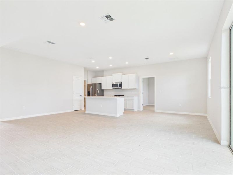 Spacious, unfurnished interior of a new home in , Ocala (Image 9).