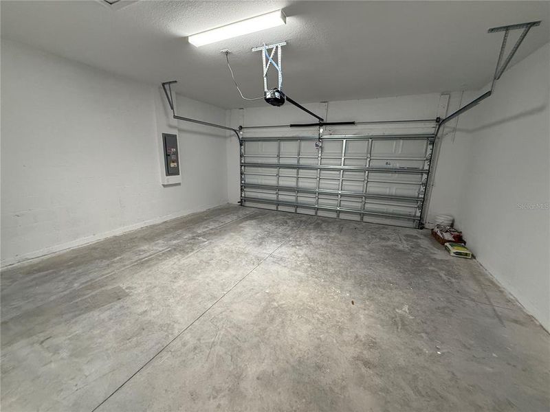 Spacious, unfurnished interior of a new home in , Port Charlotte (Image 14).