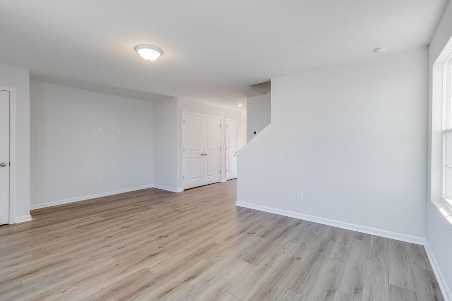 Spacious, unfurnished interior of a new home in Astoria, Columbia (Image 12).