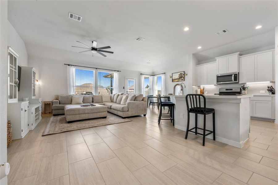 Furnished interior view inside a new home in , Mont Belvieu (Image 8). Furnished interior view inside a new home in , Mont Belvieu (Image 8).