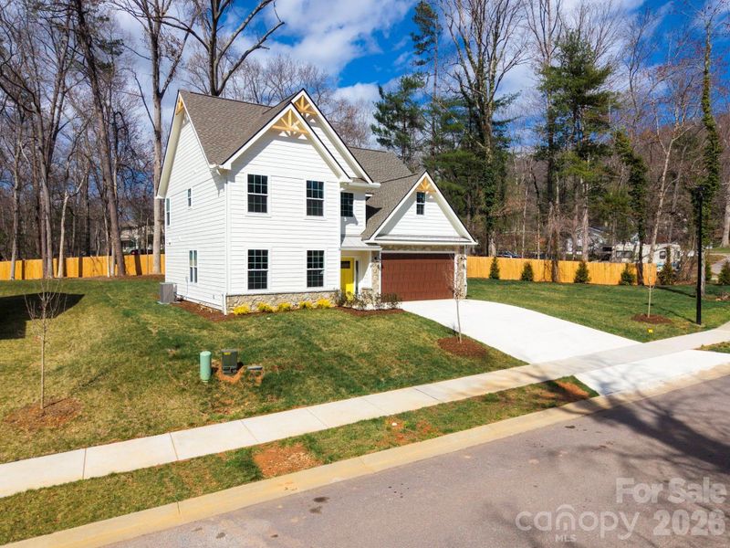 Ideal Location to Jake Rusher Park, Biltmore Park, and South Asheville Restaurants and Shopping