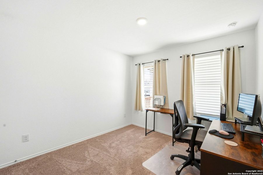 Spacious, unfurnished interior of a new home in Lodi Grove, Floresville (Image 24).