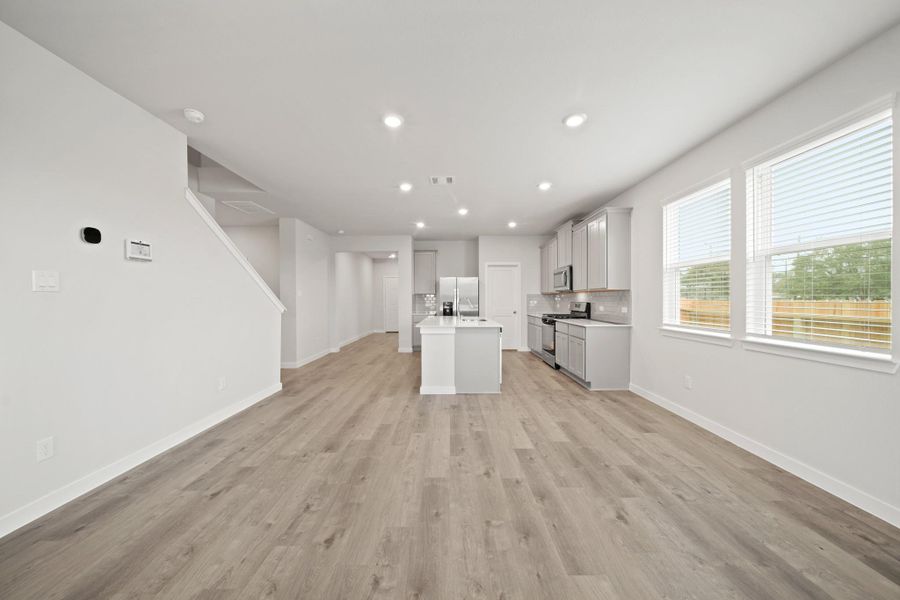 Spacious, unfurnished interior of a new home in Valor Park, Bay City (Image 15).