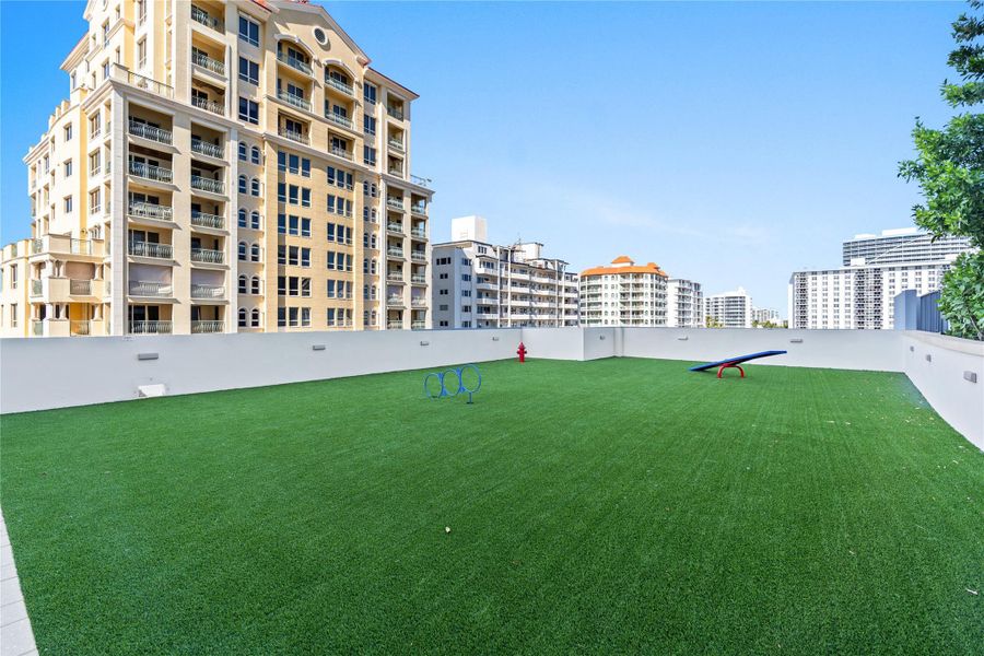 Condo located in Fort Lauderdale, FL showcasing its design and architecture (Image 4).