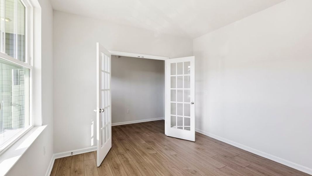 Spacious, unfurnished interior of a new home in Sherwood Gardens, Landrum (Image 16).