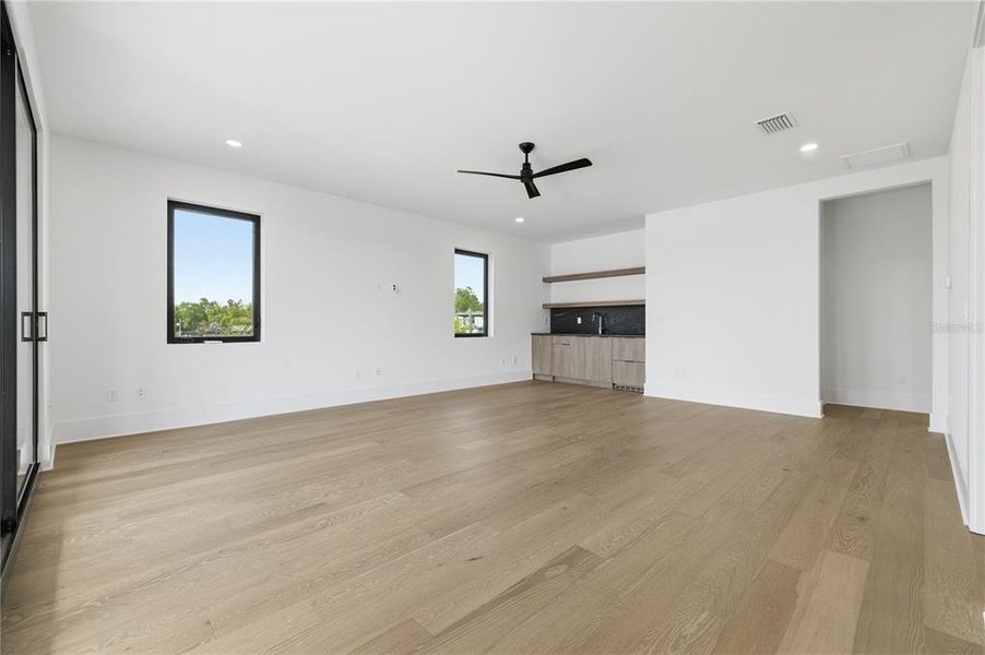 Spacious, unfurnished interior of a new home in , Tampa (Image 26).