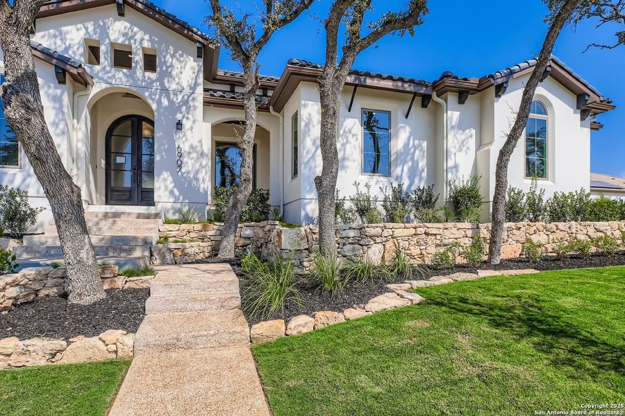 Exterior details and patio area of a home in The Bluff At The Dominion, San Antonio (Image 27).