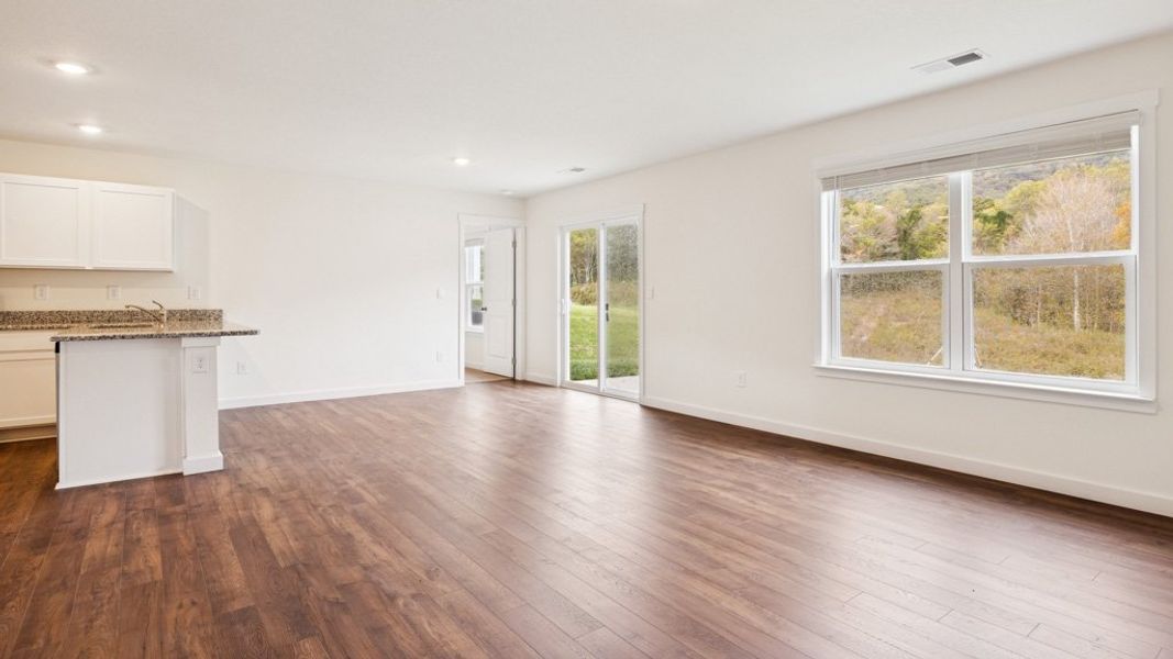 Spacious, unfurnished interior of a new home in Emory Creek, Harriman (Image 8).