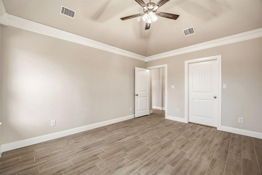 Spacious, unfurnished interior of a new home in , Tolar (Image 29).