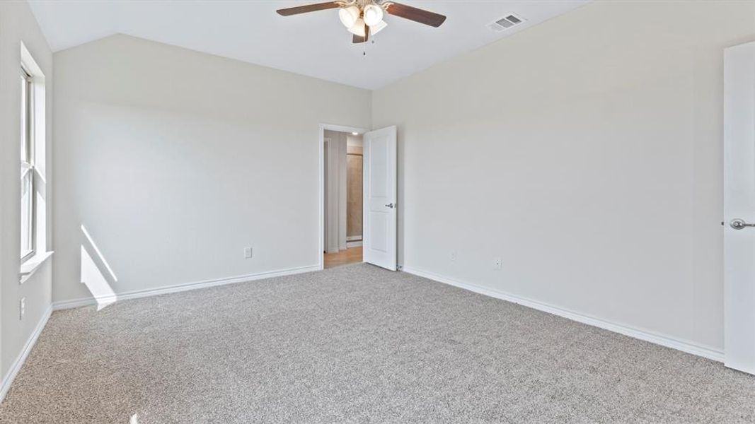 Spacious, unfurnished interior of a new home in Bel Air Village, Sherman (Image 15).