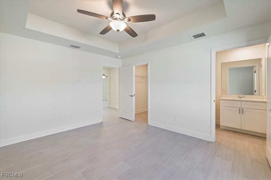 Spacious, unfurnished interior of a new home in Cape Coral, Cape Coral (Image 32).