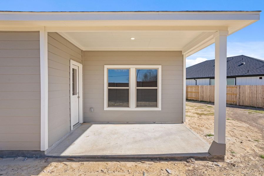 Exterior details and patio area of a home in , Alvin (Image 4).