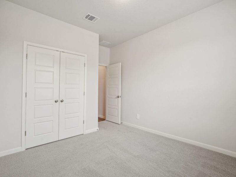 Spacious, unfurnished interior of a new home in Lark Canyon, New Braunfels (Image 26).