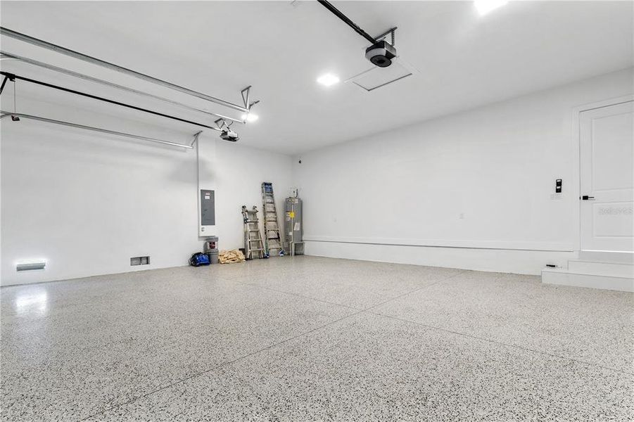 Spacious, unfurnished interior of a new home in , Cape Coral (Image 41).