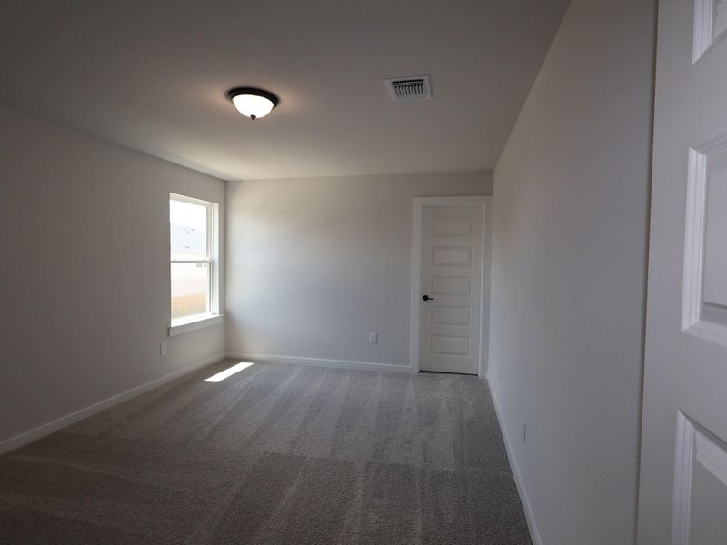 Spacious, unfurnished interior of a new home in Edgewood, Leander (Image 12).